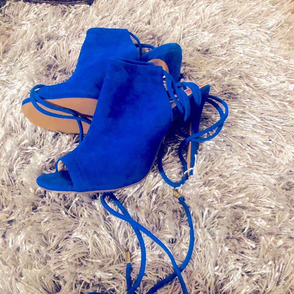 STEVE MADDEN gorgeous sexy blue suede shoes. Brand new never worn.